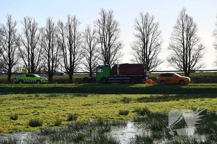 Vrachtwagen komt vast te zitten in weiland