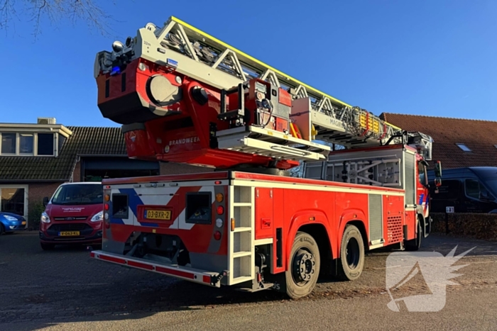 Brandweer blust brand in afzuiging