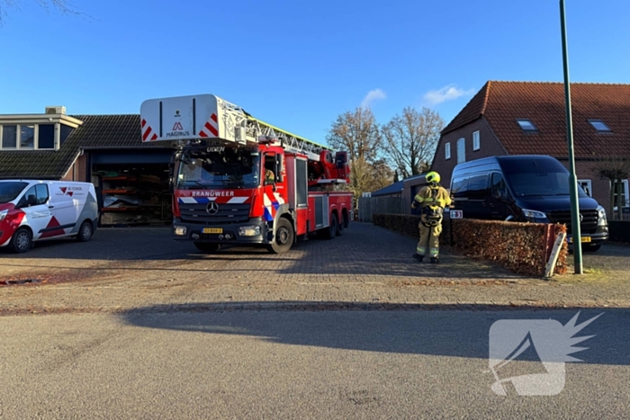 Brandweer blust brand in afzuiging