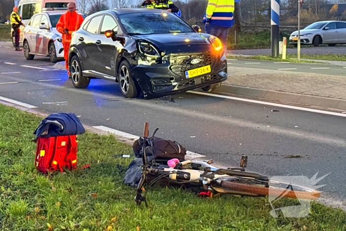 Fietsster zwaargewond bij botsing met auto