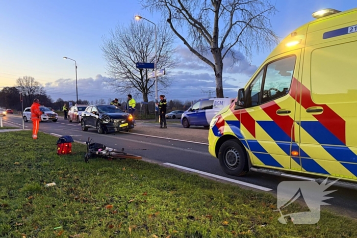 Fietsster zwaargewond bij botsing met auto