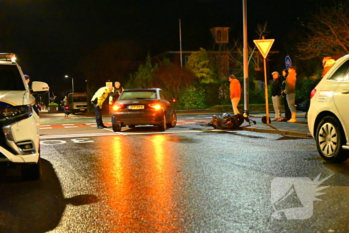 Scooterrijder en automobilist met elkaar in botsing