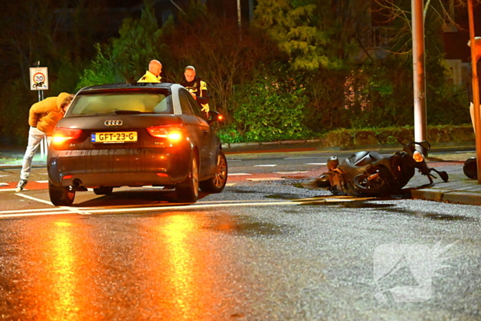 Scooterrijder en automobilist met elkaar in botsing