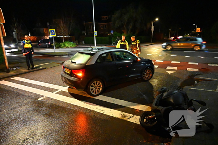 Scooterrijder en automobilist met elkaar in botsing