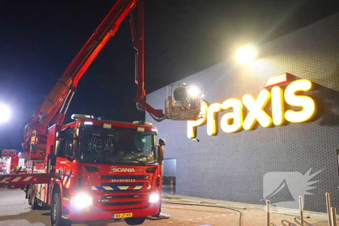 Brandweer ramt deur van bouwmarkt open wegens rookontwikkeling