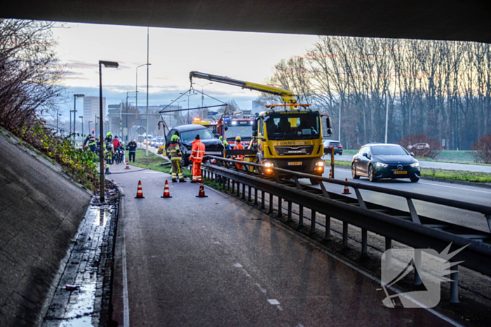 Flinke schade nadat auto op vangrail botst