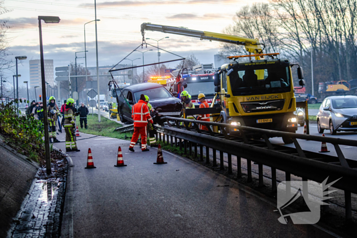 Flinke schade nadat auto op vangrail botst