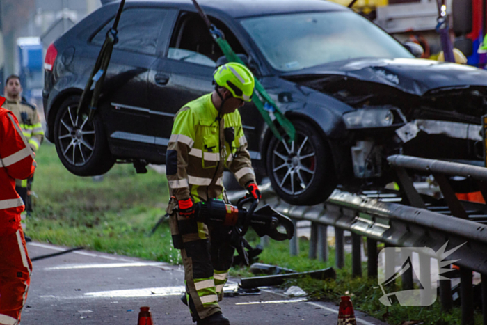 Flinke schade nadat auto op vangrail botst