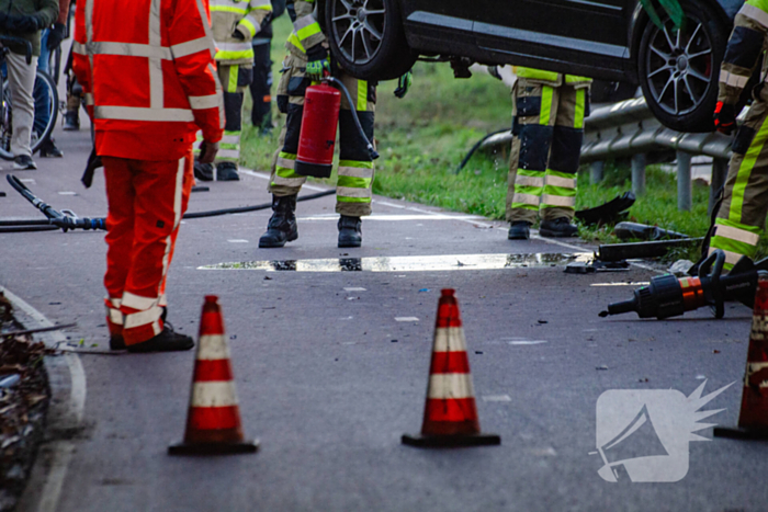 Flinke schade nadat auto op vangrail botst