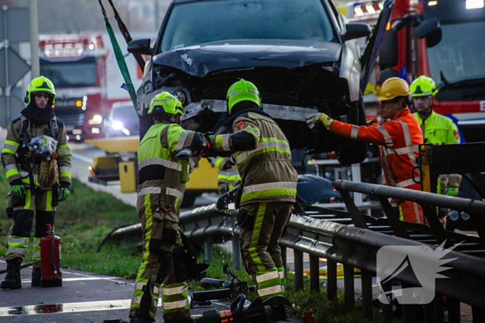 Flinke schade nadat auto op vangrail botst