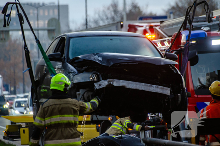 Flinke schade nadat auto op vangrail botst