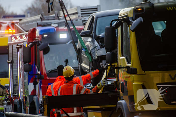 Flinke schade nadat auto op vangrail botst