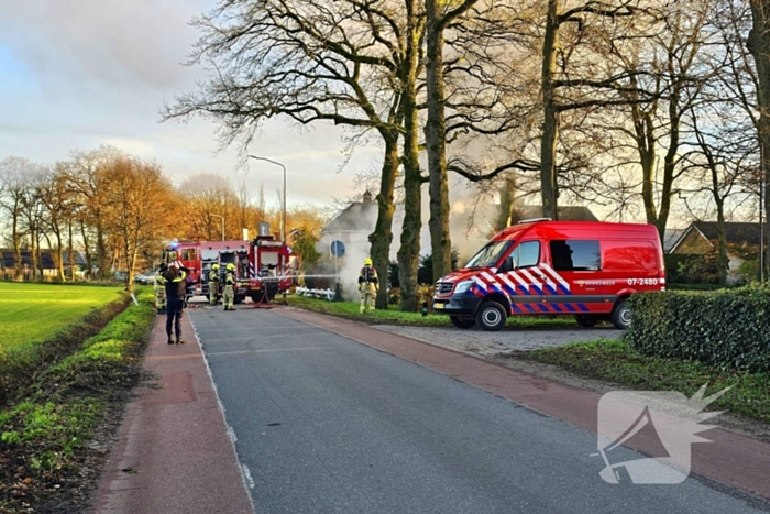 Brandweer blust brand in elektriciteitskast