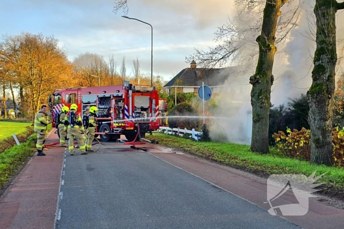 Brandweer blust brand in elektriciteitskast