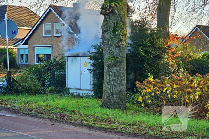 Brandweer blust brand in elektriciteitskast