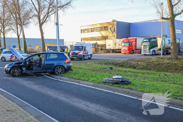 Auto belandt in sloot na botsing