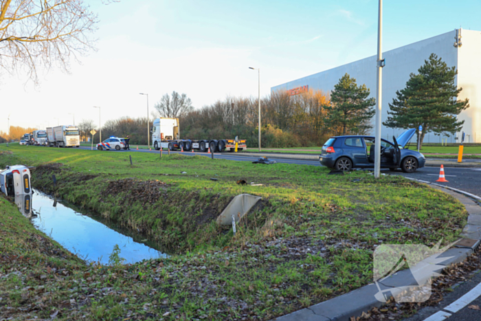 Auto belandt in sloot na botsing