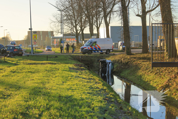 Auto belandt in sloot na botsing