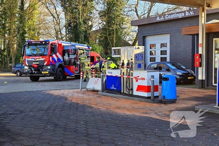 Personenauto rijdt weg met tankslang nog in auto