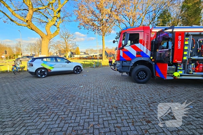 Personenauto rijdt weg met tankslang nog in auto