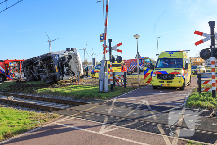 Vrachtwagen gekanteld bij aanrijding met personenauto