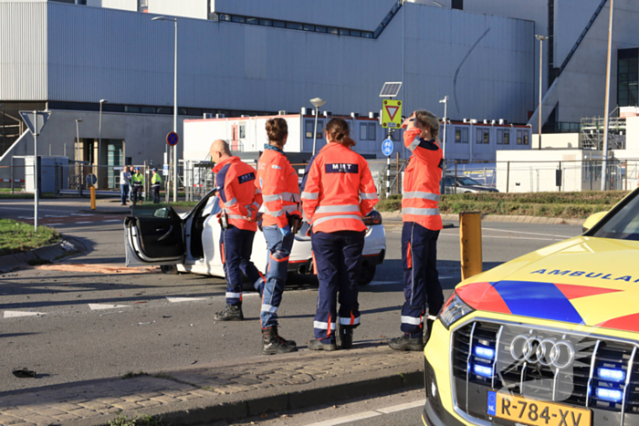 Vrachtwagen gekanteld bij aanrijding met personenauto