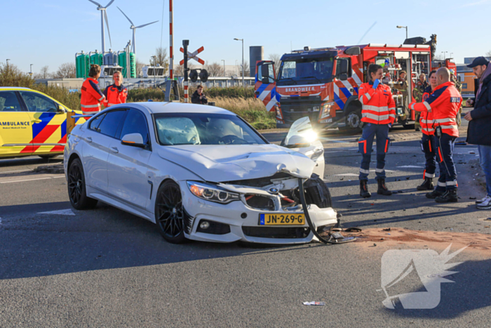 Vrachtwagen gekanteld bij aanrijding met personenauto