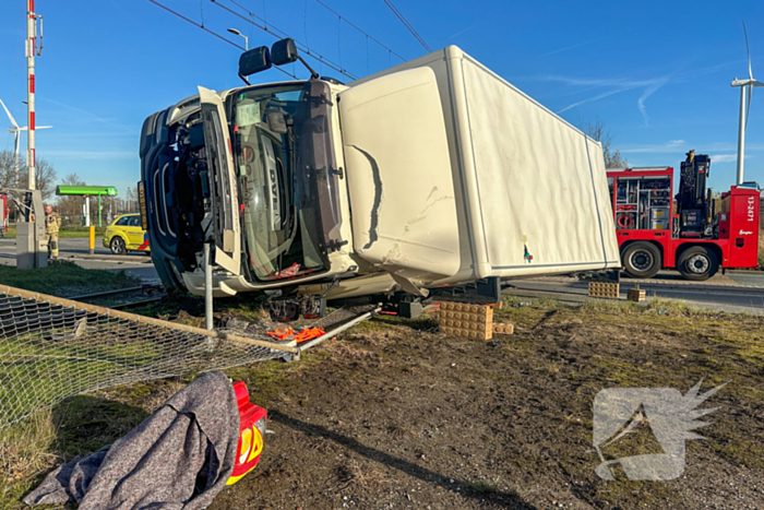 Vrachtwagen gekanteld bij aanrijding met personenauto