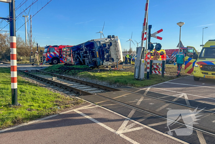 Vrachtwagen gekanteld bij aanrijding met personenauto