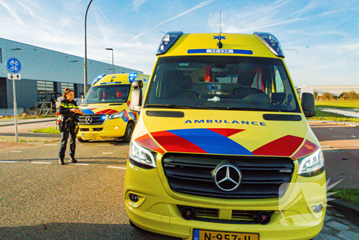 Auto komt op de kop terecht bij aanrijding met andere auto