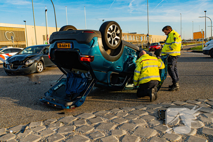 Auto komt op de kop terecht bij aanrijding met andere auto