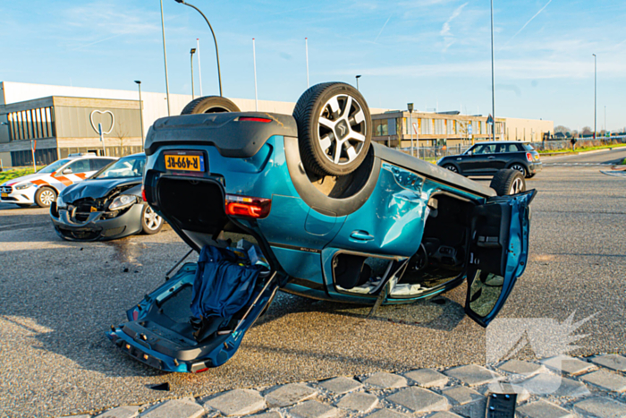 Auto komt op de kop terecht bij aanrijding met andere auto