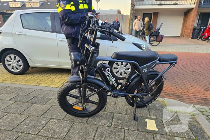 Persoon op fatbike botst met auto