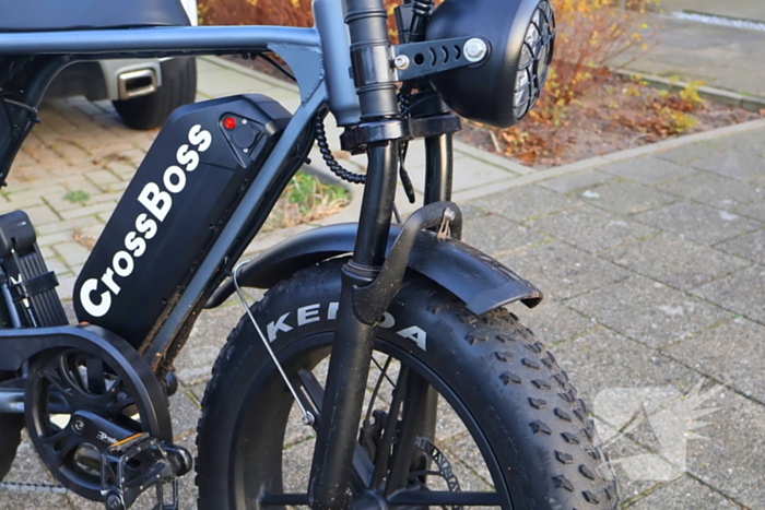 Persoon op fatbike botst met auto