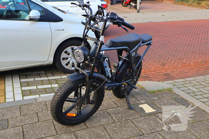 Persoon op fatbike botst met auto