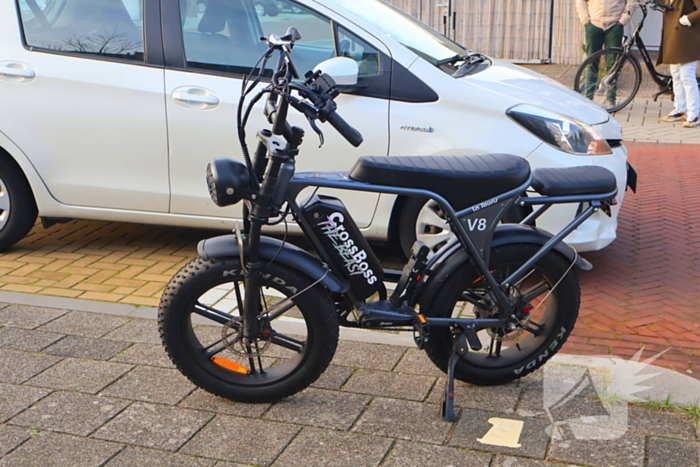 Persoon op fatbike botst met auto