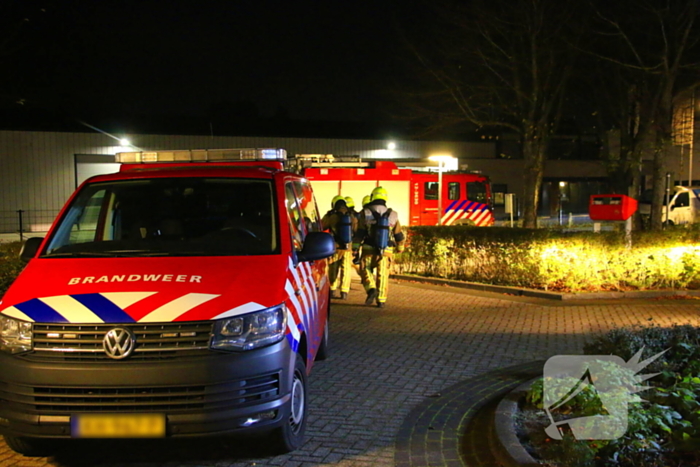 Brandweer doet onderzoek naar chemische lucht in zorgcentrum