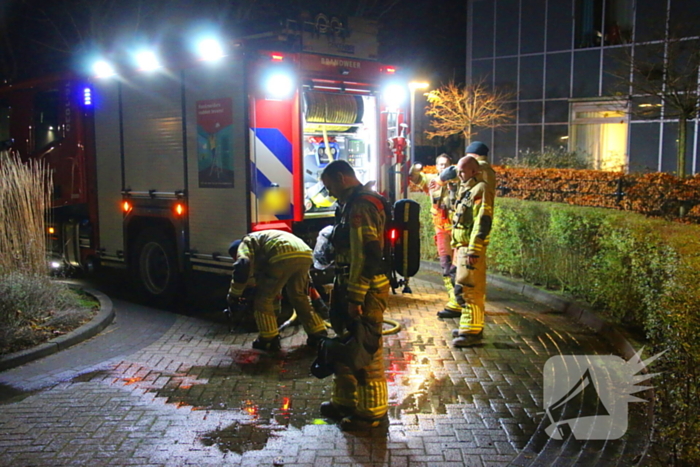 Brandweer doet onderzoek naar chemische lucht in zorgcentrum