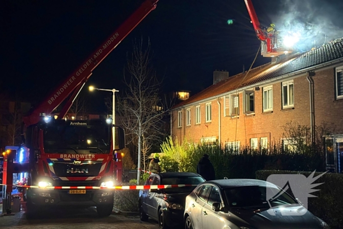 Brandweer blust brand in een woning