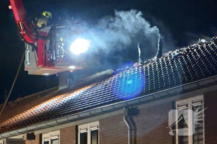 Brandweer blust brand in een woning