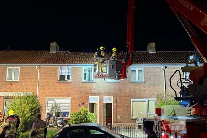 Brandweer blust brand in een woning