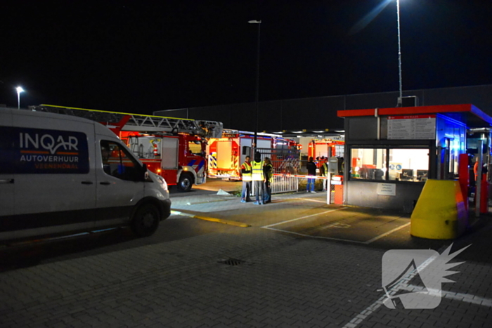 Bedrijfspand pakketbezorger ontruimd vanwege brand