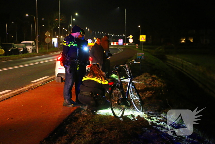 Brandweer doorzoekt sloot na melding persoon te water