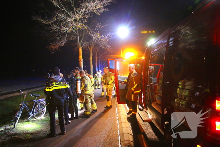 Brandweer doorzoekt sloot na melding persoon te water