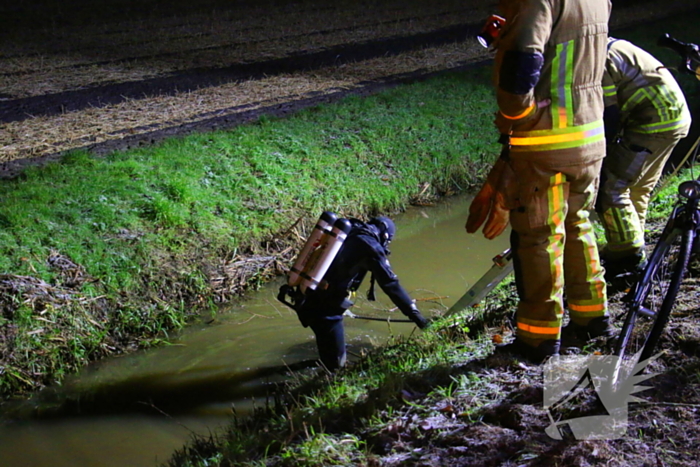 Brandweer doorzoekt sloot na melding persoon te water