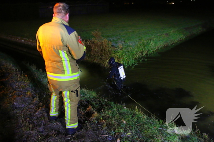 Brandweer doorzoekt sloot na melding persoon te water