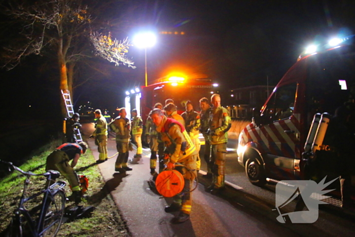 Brandweer doorzoekt sloot na melding persoon te water