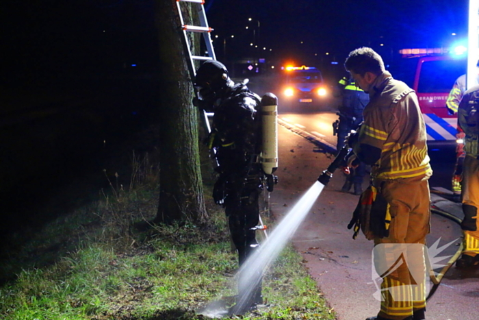 Brandweer doorzoekt sloot na melding persoon te water