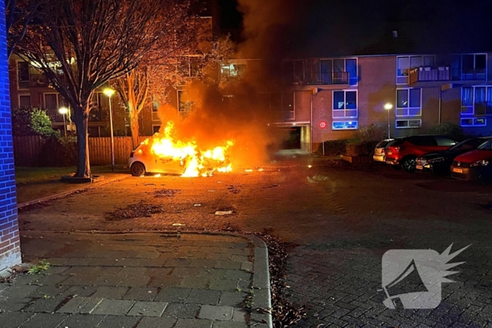 Twee gepareerde personenwagens vliegen in brand