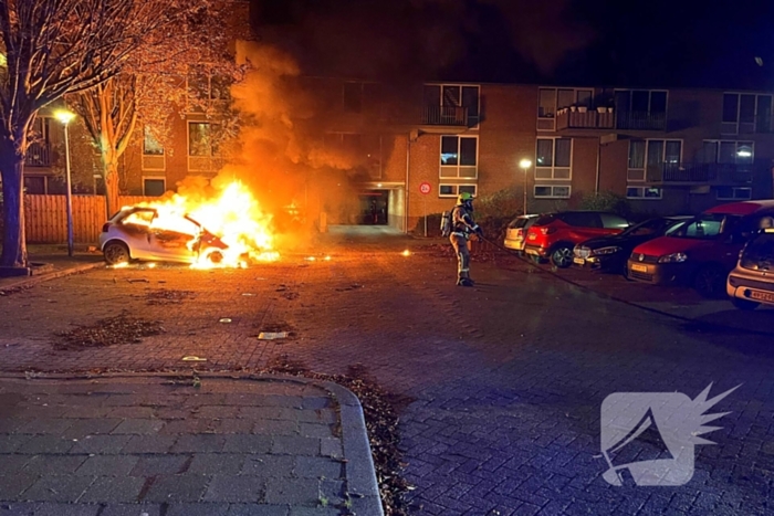 Twee gepareerde personenwagens vliegen in brand